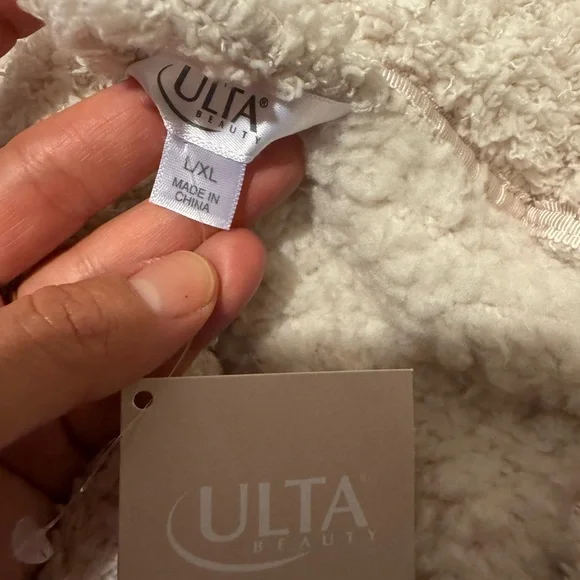 Ulta Sherpa robe from Ulta 💕 - Picture 2 of 4